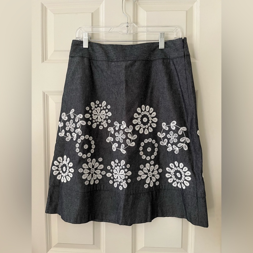 Women’s Ann Taylor A-Line Skirt side zip gray w/white embroidered flowers size 8